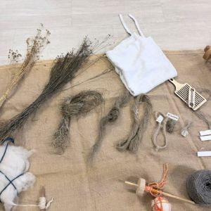 Od niti do tkanine – otroci spoznavali tradicionalno predenje in tkanje