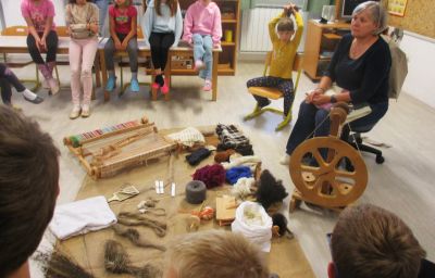 Od niti do tkanine – otroci spoznavali tradicionalno predenje in tkanje - img-3829-jpg.JPG