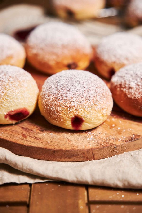 Peka pustnih krofov na Pokriti tržnici v Idriji